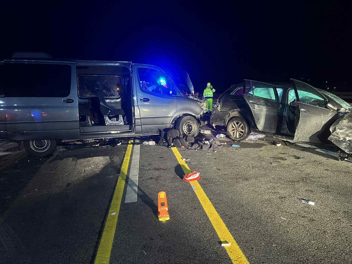 Két gyermek is életveszélyes sérüléseket szenvedett abban a súlyos buszbalesetben, amely pénteken késő este történt az M1-es autópálya bicskei szakaszán.