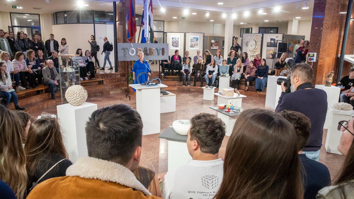 Érzelmekkel teli találkozó: Öregdiákok gyűltek össze a megújult Tóparti iskola falai között – nézd meg a galériát!