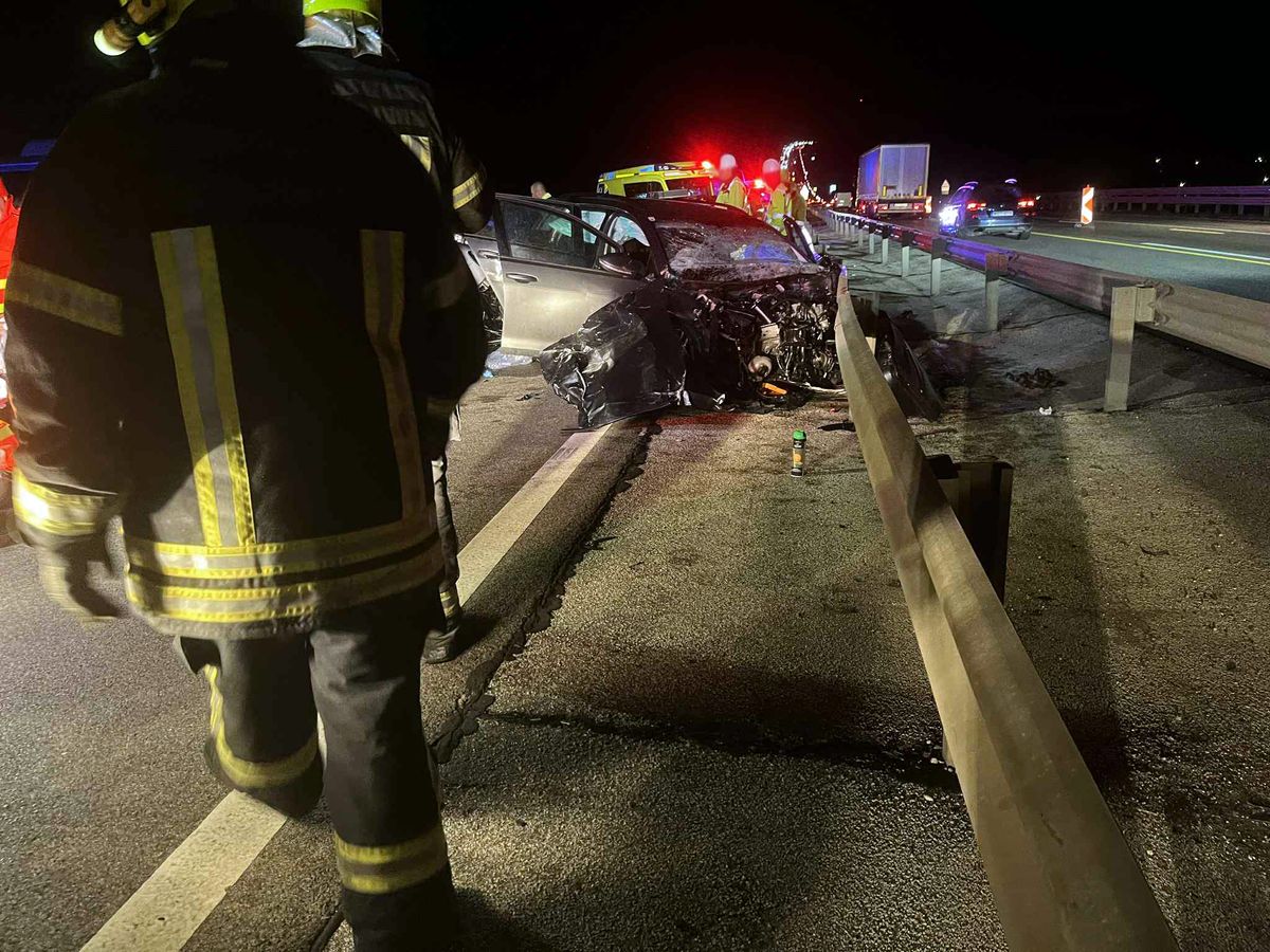 Két gyermek is életveszélyes sérüléseket szenvedett abban a súlyos buszbalesetben, amely pénteken késő este történt az M1-es autópálya bicskei szakaszán.