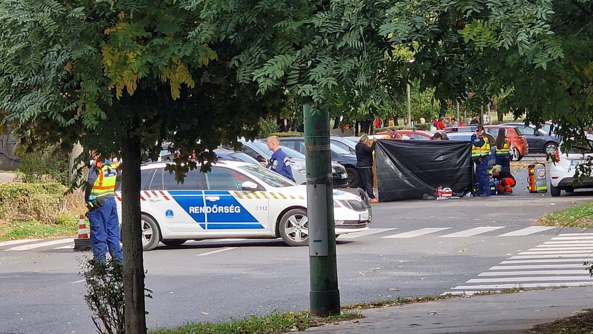 Az elektromos roller télen különösen veszélyes, vigyázzunk, ha ezt az eszközt használjuk. (A képen egy korábbi dunaújvárosi rolleres baleset, melynek elszenvedőjét mentőhelikopterrel szállítottak kórházba)