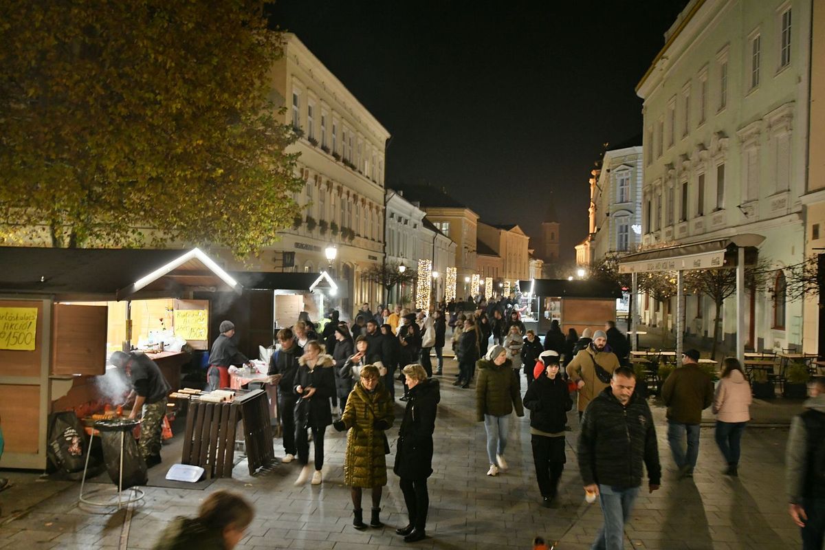 Licitharcon dőlt el a fehérvári adventi vásár bódéinak sorsa