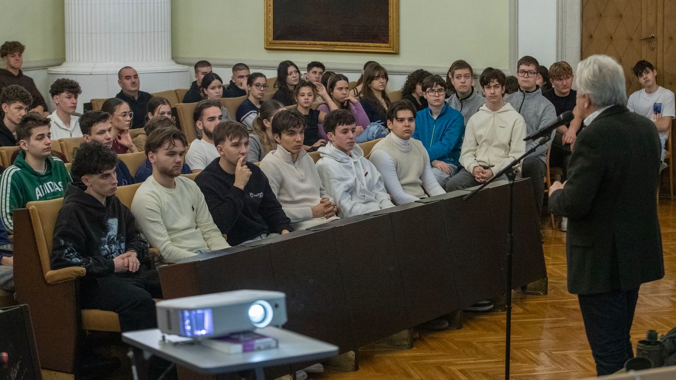 Rendhagyó történelemórának adott otthont a Vármegyeháza