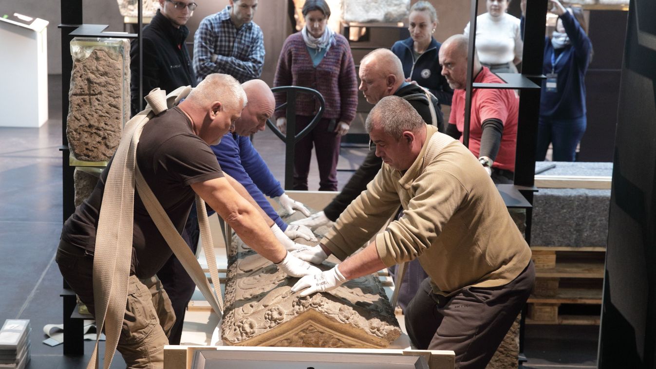 Több száz kilós, több ezer éves kincs érkezett Székesfehérvárra (galéria, videó)