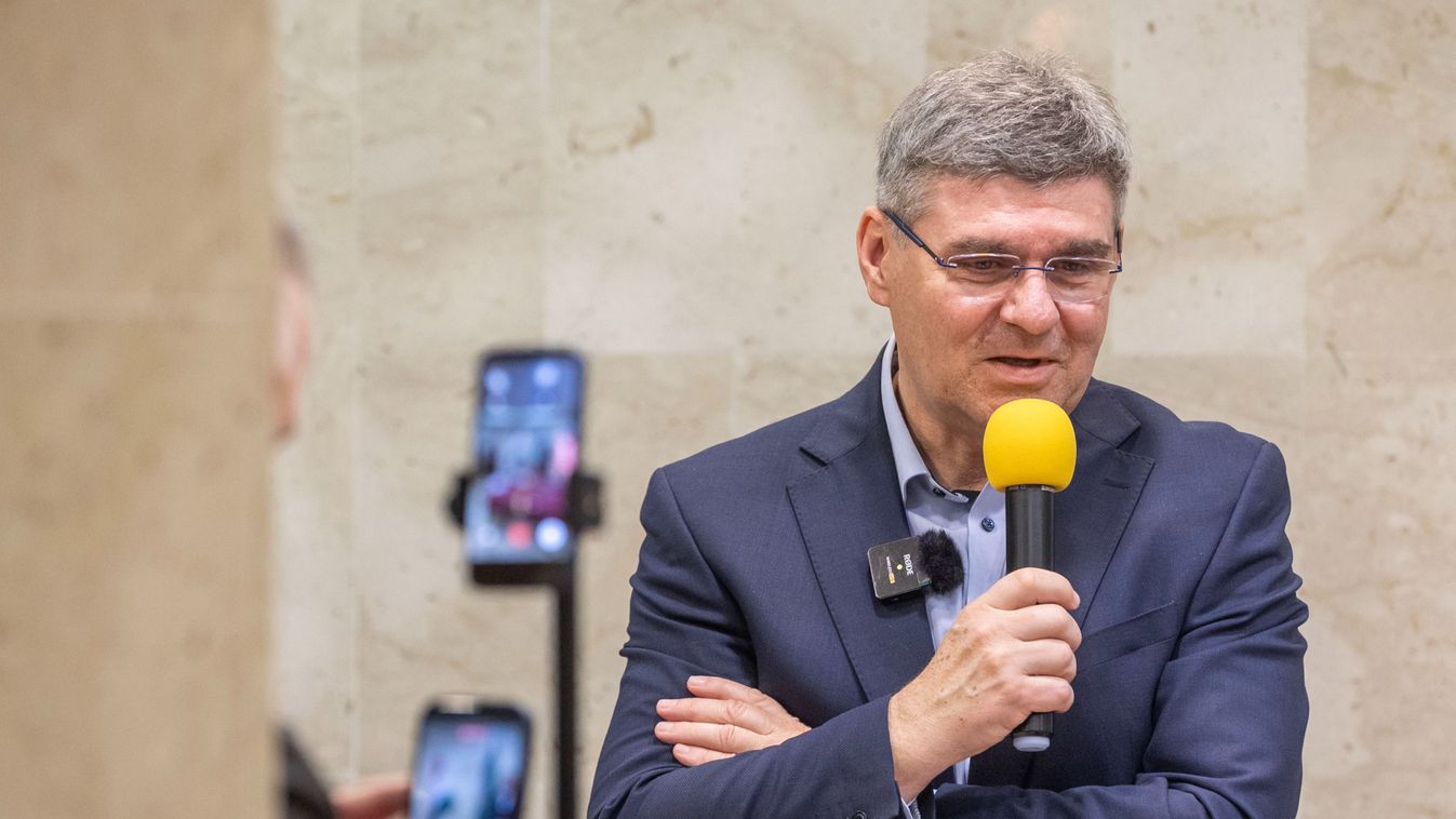 Új szerepben Varga Gábor: ő kérdez és nem őt kérdezik (videó) Kép