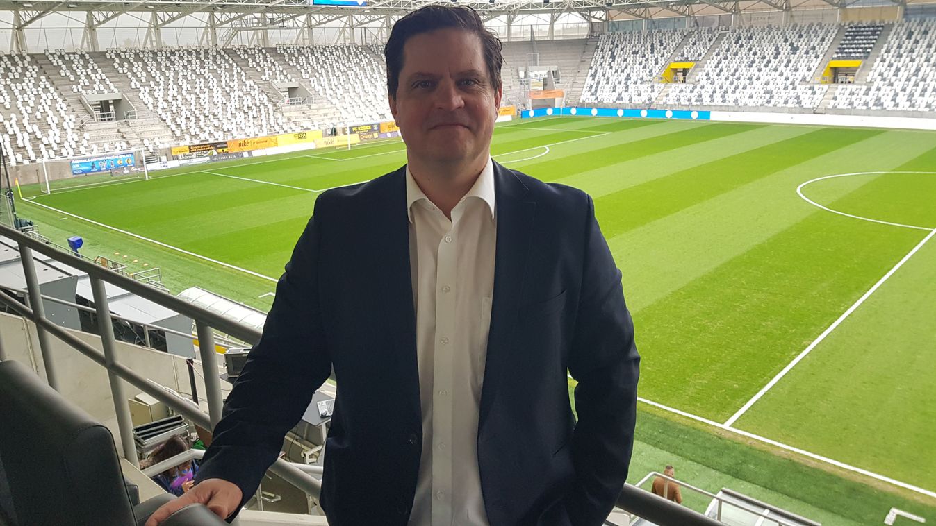 Az első bajnokcsapat tagjait köszöntik