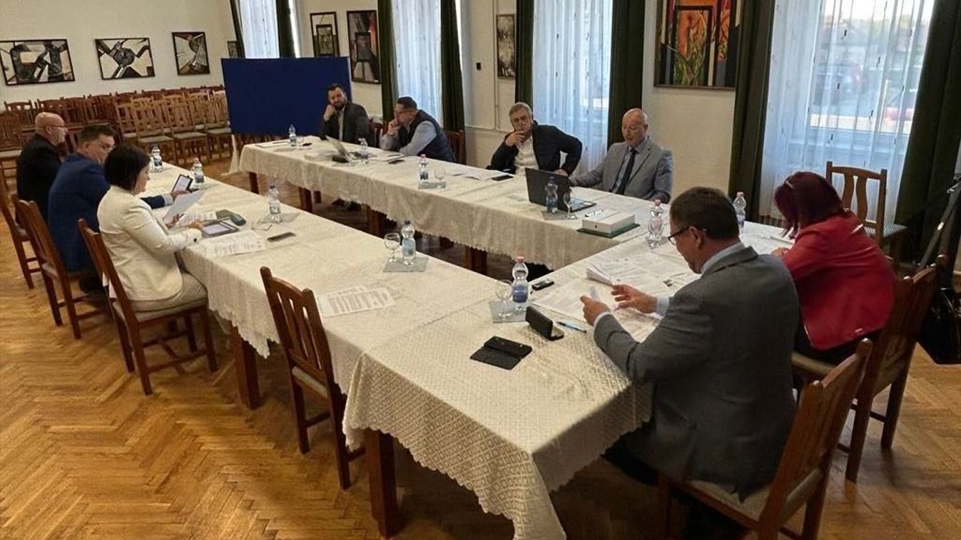 Enying politikai válság: reagált a polgármester a testület feloszlatására