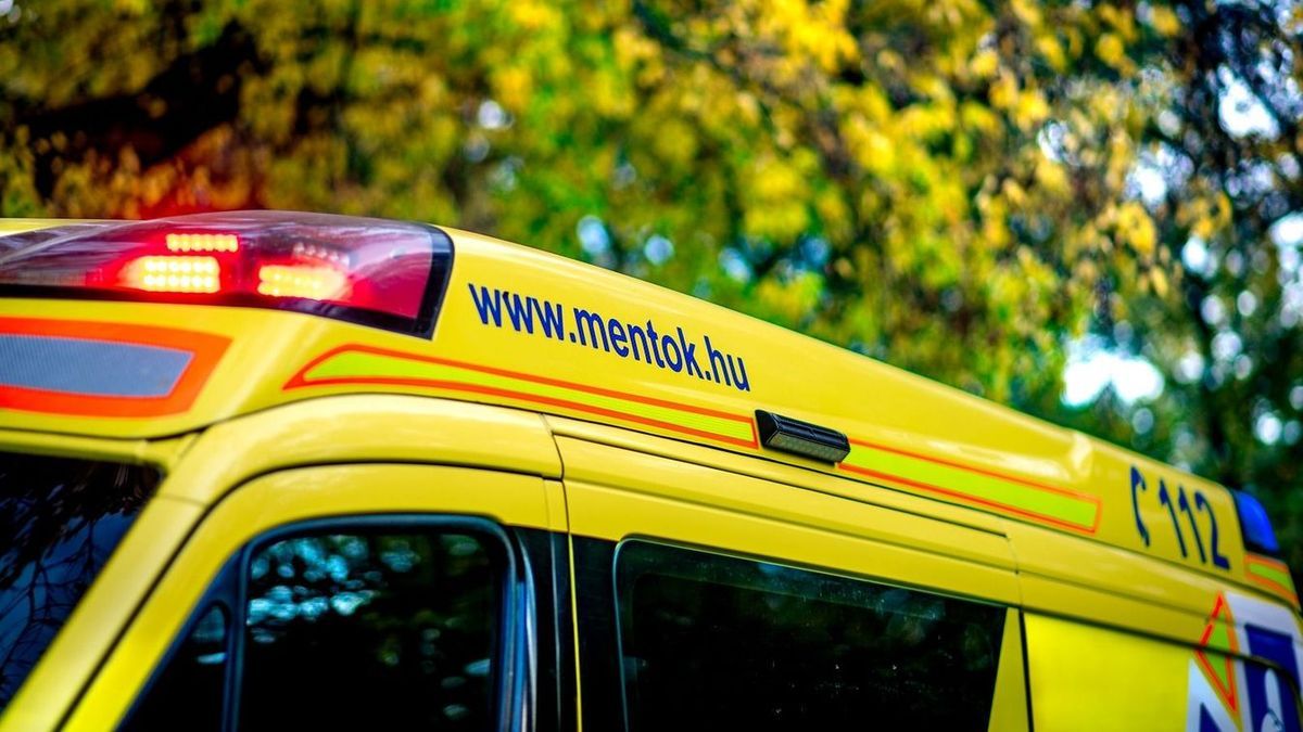 Két autó ütközött Székesfehérváron, két sávot is elfoglalnak a járművek