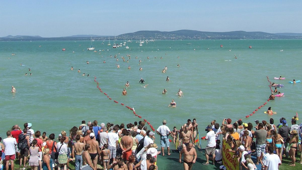 Zöld utat kapott a Balaton-átúszás – végre jöhet a rajt