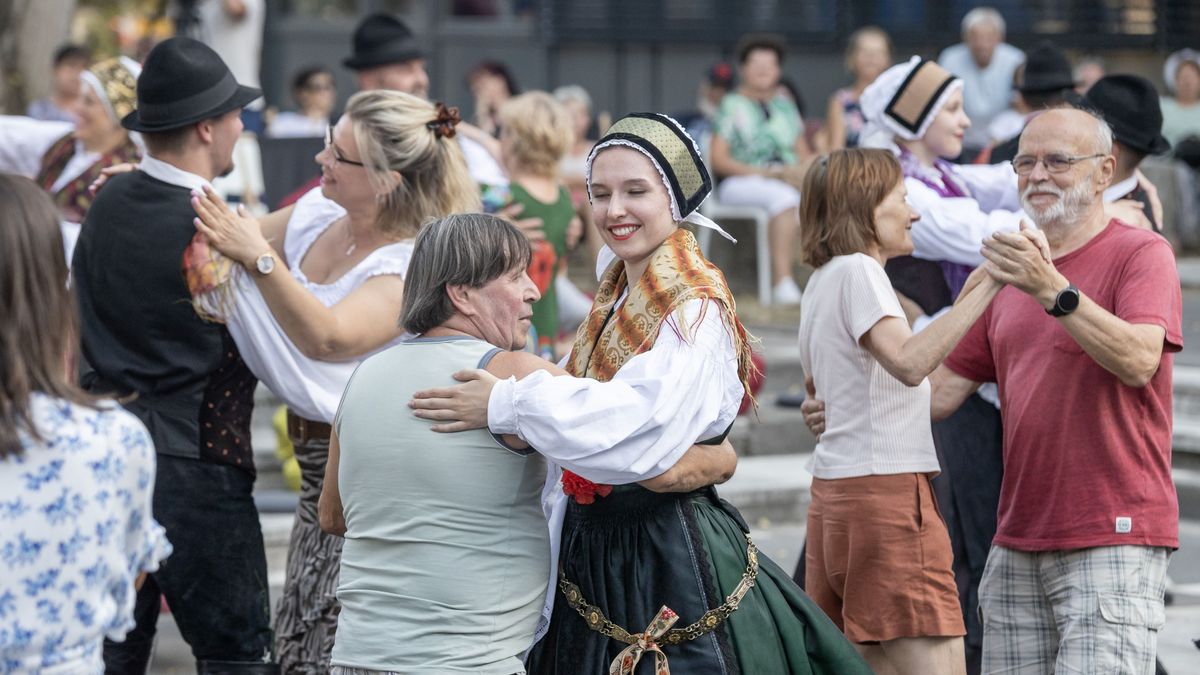 Szlovén táncokkal és ízekkel telt meg Fehérvár – a Sava Kranj ismét elvarázsolta a közönséget (galéria)