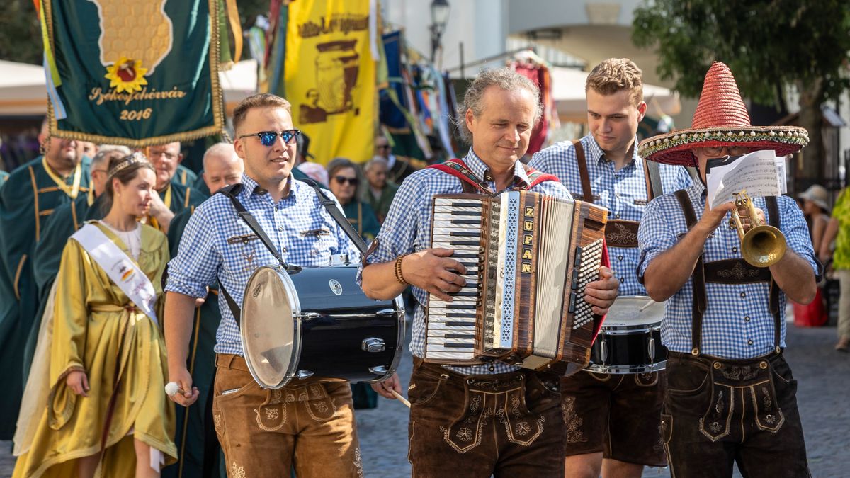 „A méhészet a mezőgazdaság költészete” – mézlovag-avatással zárult a Fehérvári Mézünnep (galéria)