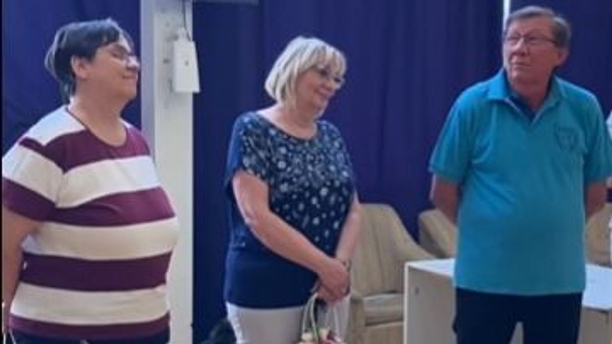 Ilyen az, amikor egy tanár másodszor is elballag – könnyfakasztó búcsú a fehérvári Vasváriban (videó)
