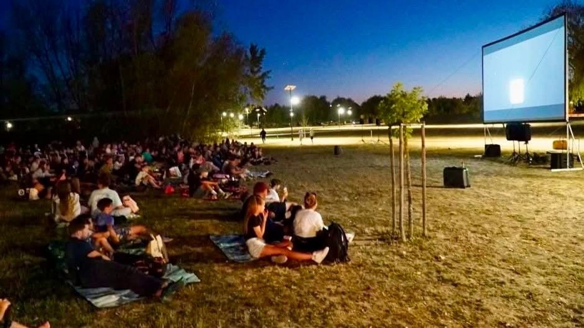Váratlan csavar a kertmozin: együtt filmeztek a bicskeiek! (galéria)