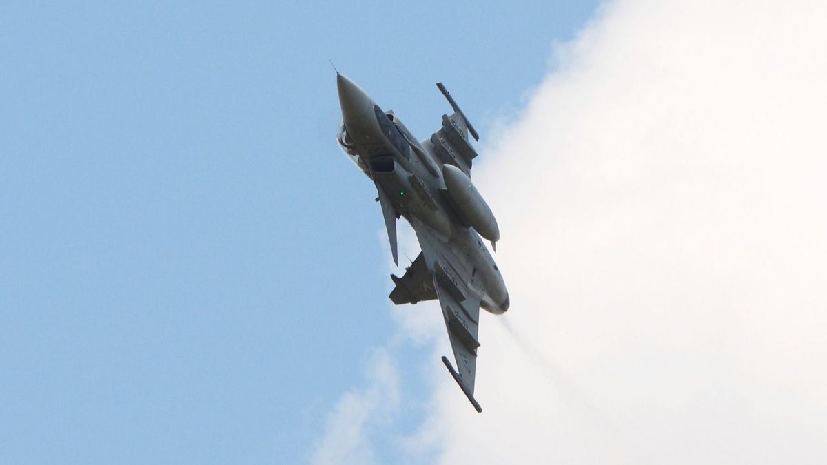 Stabil a pilóta állapota, vizsgálják a Gripen-baleset okát – új részletek érkeztek Szolnokról