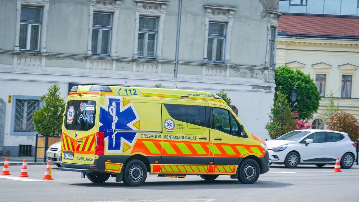 Késelés Székesfehérváron? Mentő rohant az áruházhoz!