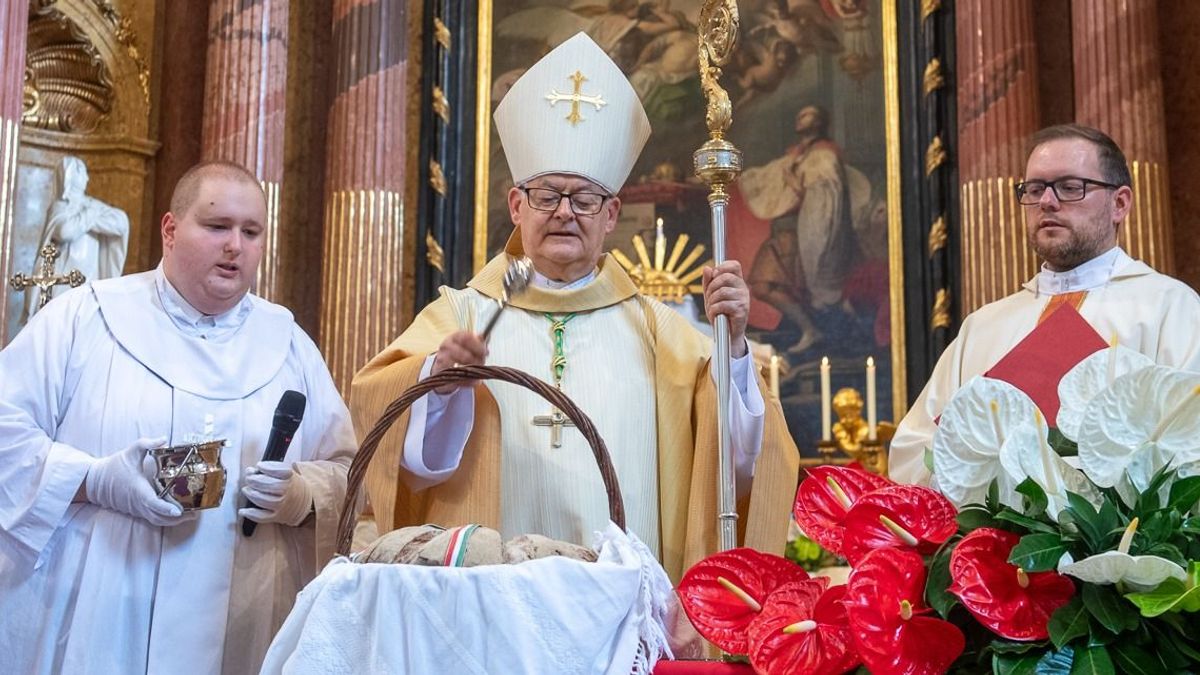 Az államalapító tisztelete és az új kenyér megáldása Székesfehérváron