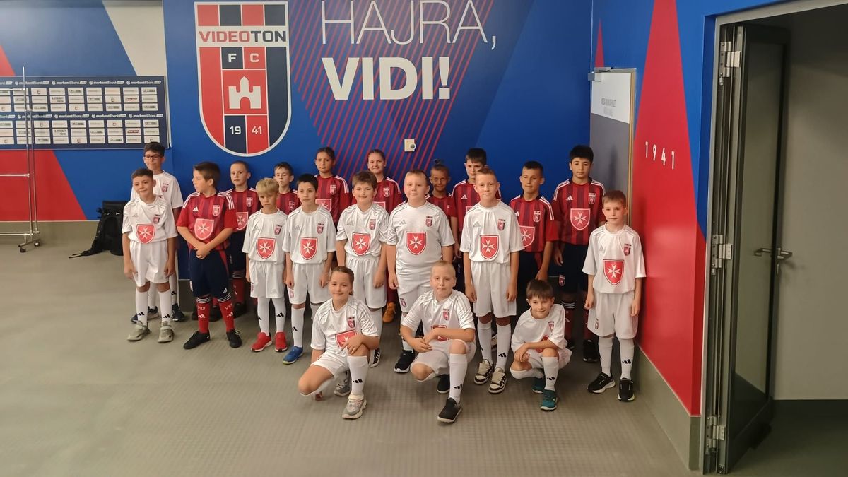 Libabőrös élmény a stadionban: a gyerekek együtt léphettek pályára a Videoton játékosaival (galéria)
