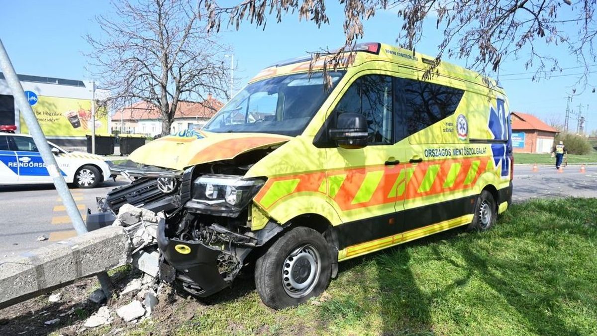 Beteggel tartott kórházba a mentő, amikor elé kanyarodott egy autó – hárman megsérültek