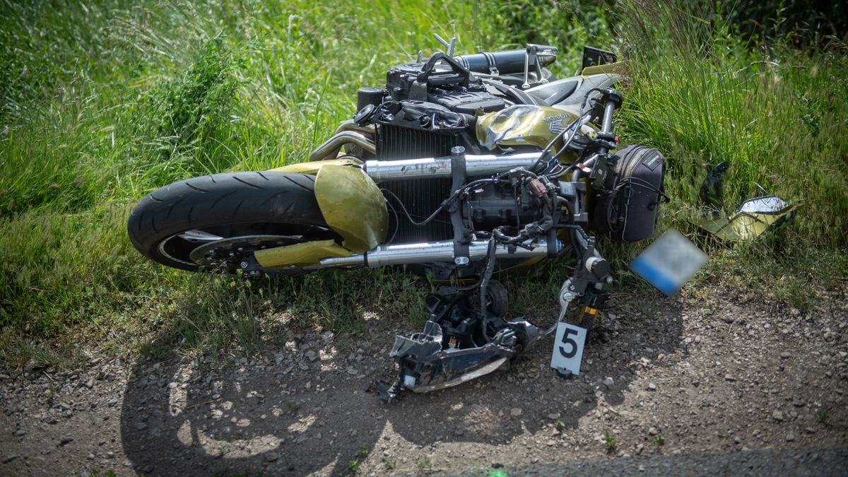 Két motor csapódott egymásnak Fejérben, lezárták az utat