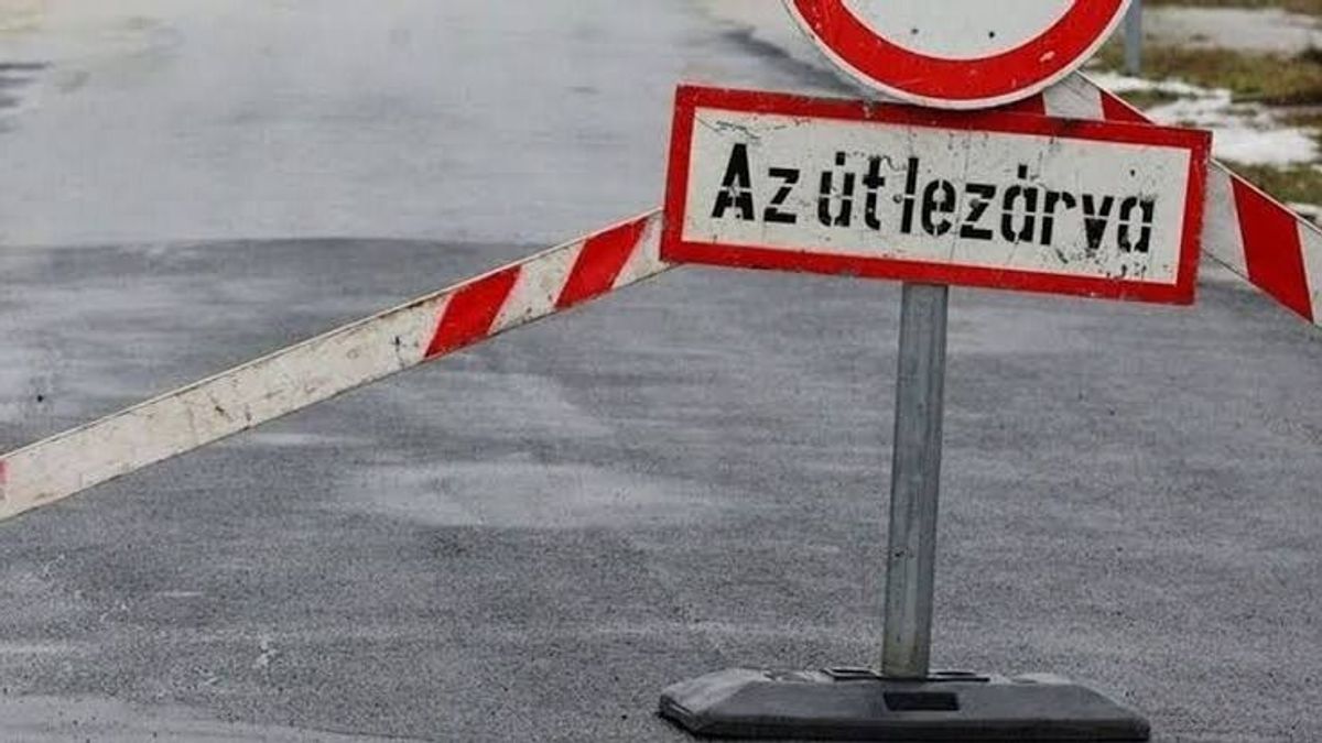 Útlezárás Fejérben: Fejtetőre állt egy autó az elágazásnál