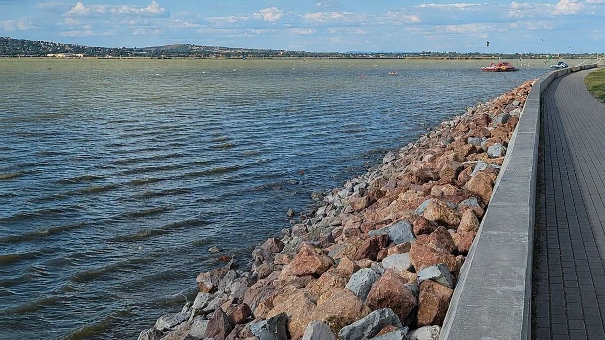 Fürdőzési tilalom lépett életbe a strandon – túl alacsony a Velencei-tó vízszintje