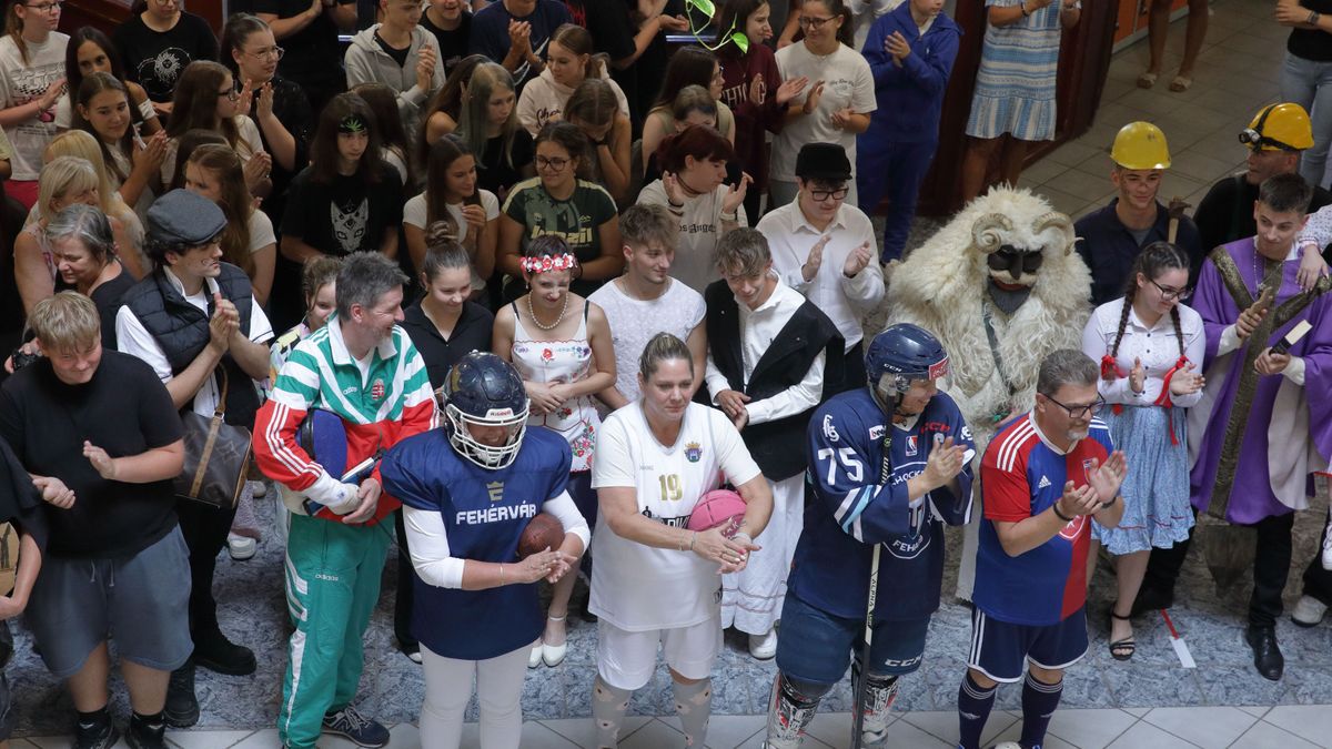 Furcsa figurák lepték el a Deák auláját (galéria, videó)