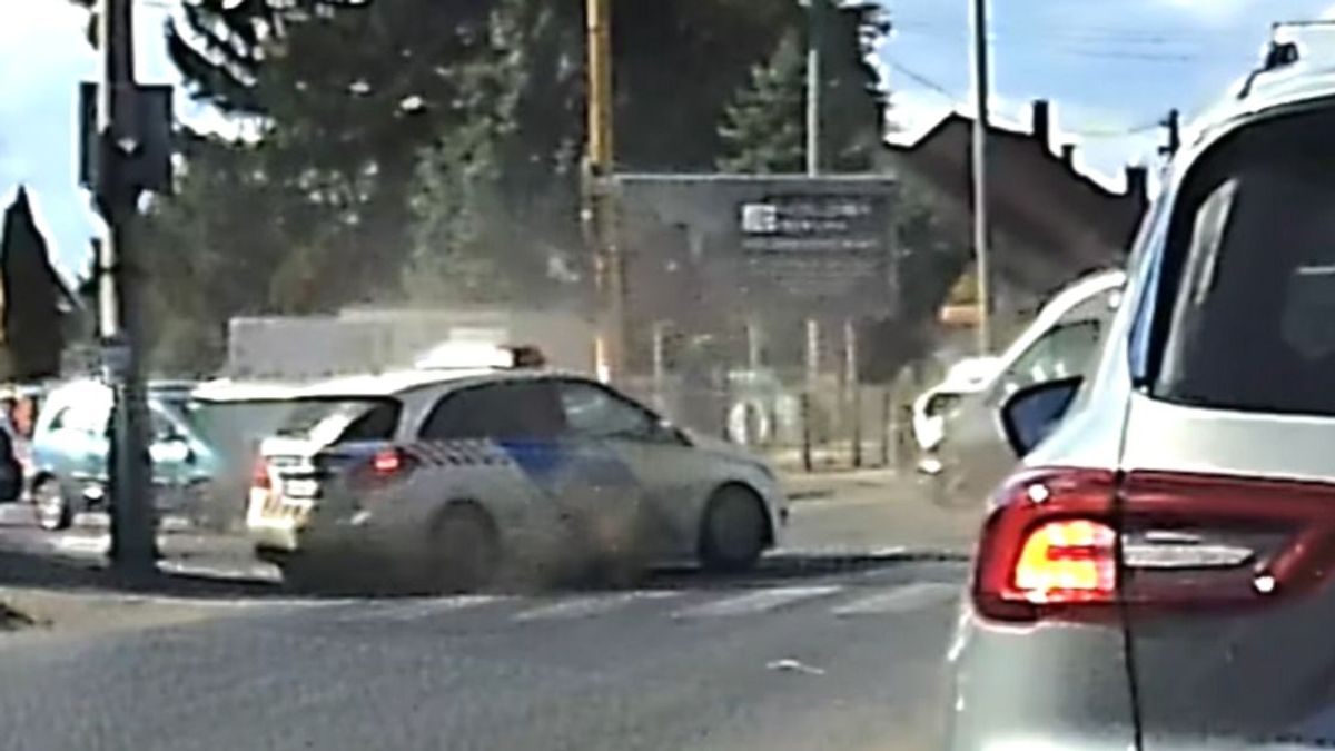 Rendőrautó ütközött Székesfehérváron, videóra vették a balesetet