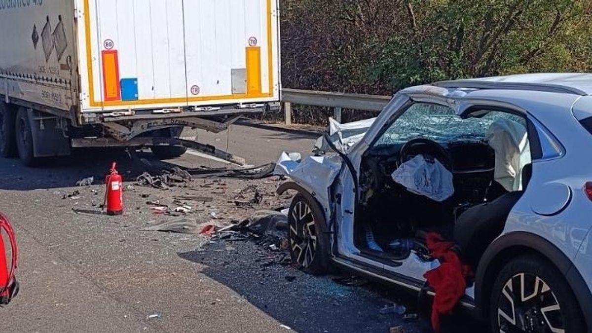 Friss képek az M7-es balesetről: mentőhelikopter jött a sofőrért, az autója rommá tört (galéria)