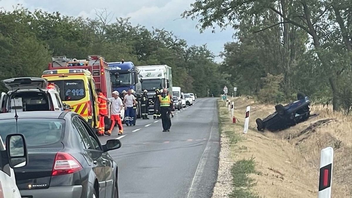 Árokba borult egy autó a 63-as főúton – félpályán halad a forgalom