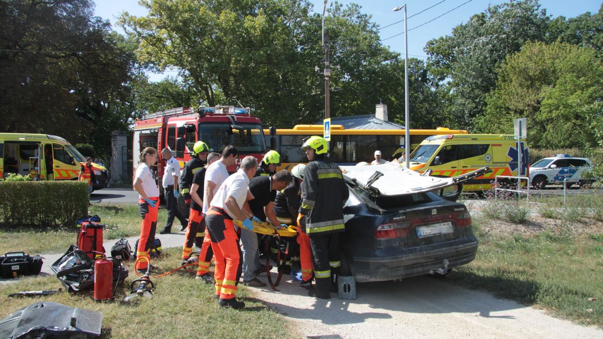Drámai képsorok a halálos buszbalesetről: semmi nem maradt az autóból (galéria)