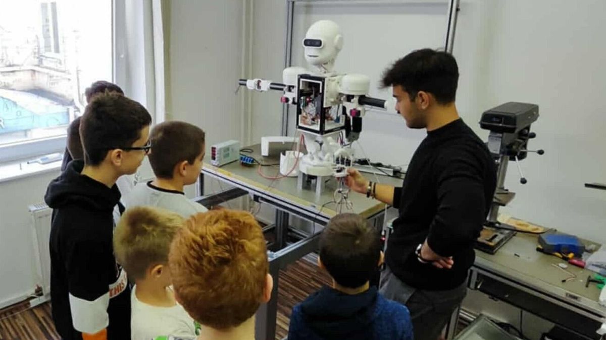 Tudományra hangolva – a tudomány és a technológia világába kalauzolta a fiatalokat a SZÉNA Egyesület