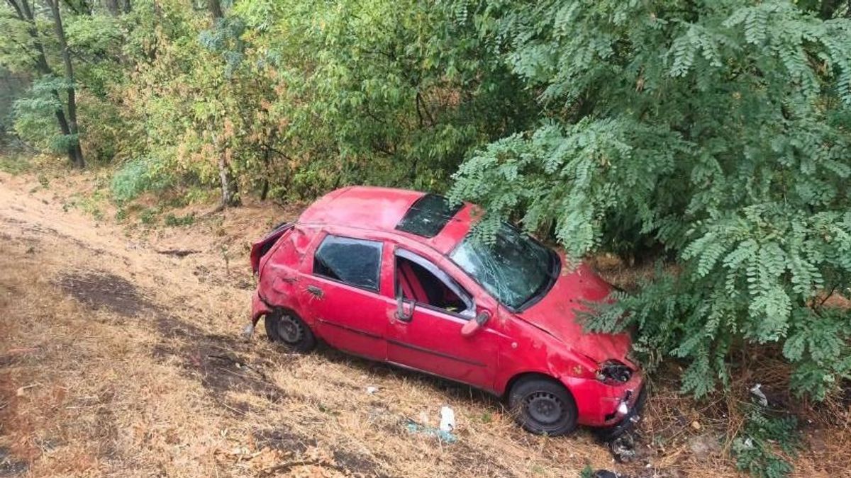 Árokba sodródott egy autó a 7-es főúton Szabadbattyánnál – mentők és tűzoltók érkeztek a helyszínre