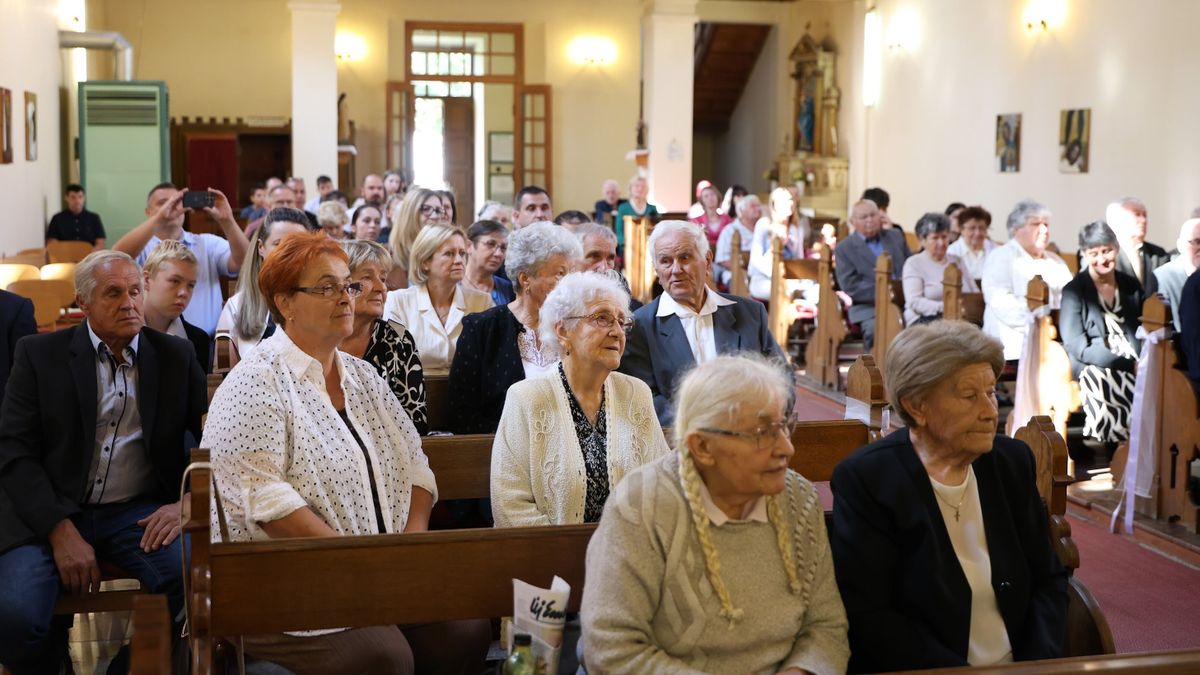 Húsz házaspár állt újra egymás mellett, hogy kimondja ugyanazt az igent