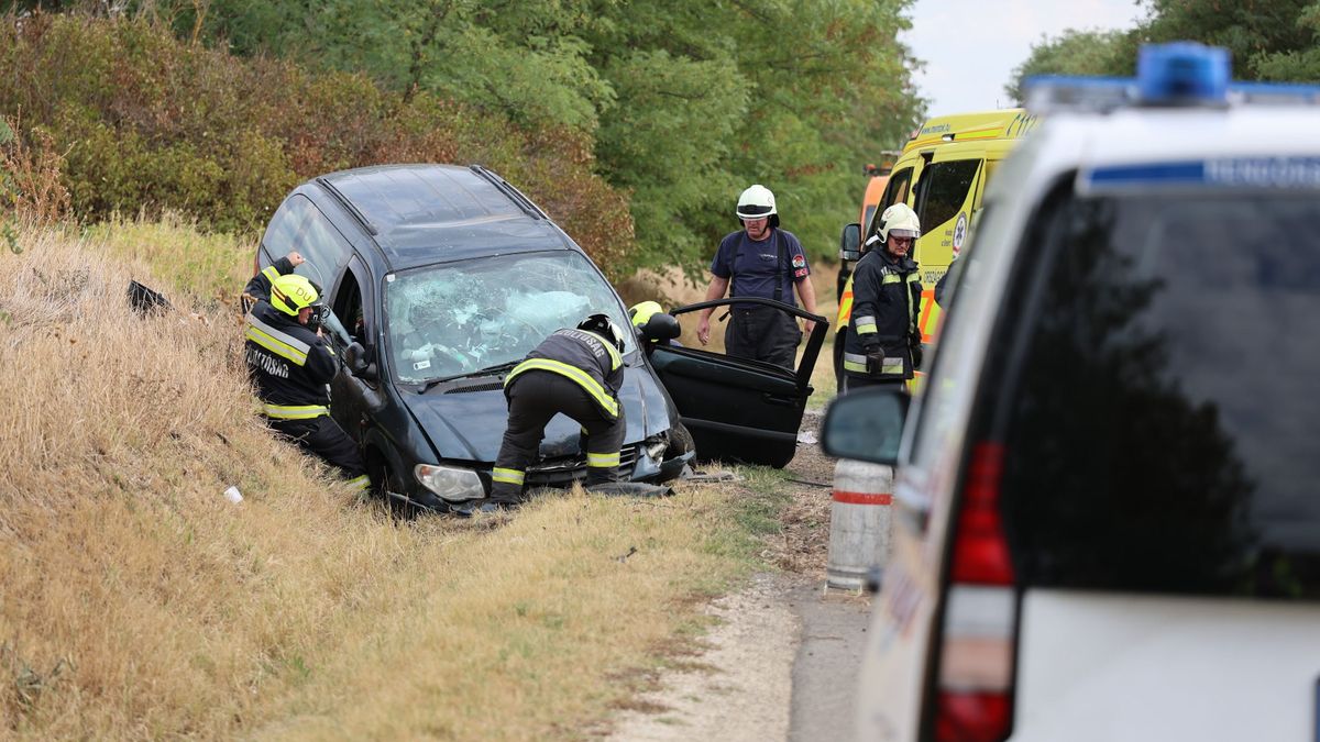 Árokba csapódott egy autó Mezőfalvánál – a sofőrt tűzoltók mentették ki