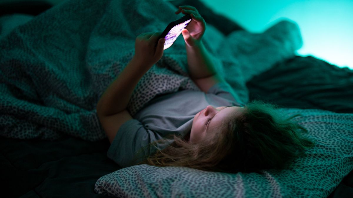 Gyerekek millióinak tűnhet el a közösségi média a telefonjáról