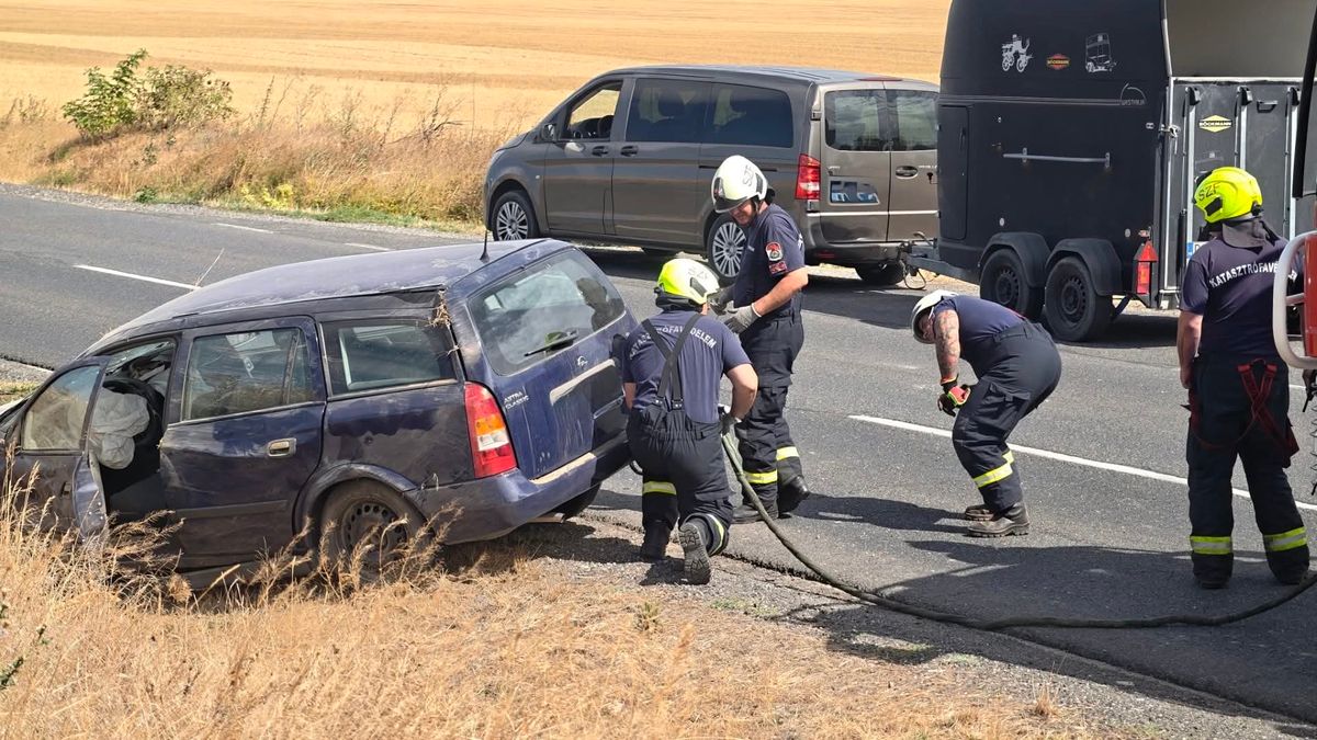 Árokba csapódott egy Opel Székesfehérvárnál (helyszíni fotók)