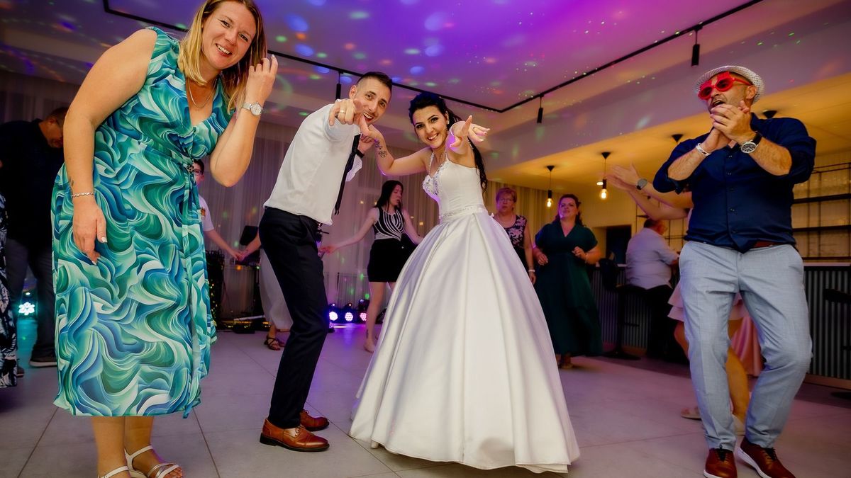 Tízezer lájk után tényleg aláírta a papírt – a cecei „túsz” megnősült, 93 kiló apró is érkezett a lagziba