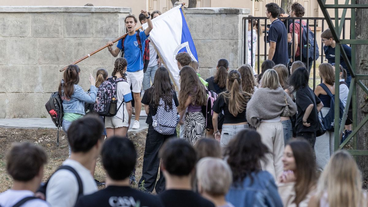 Becsöngettek: így indult az élet Székesfehérváron, látványos volt a vasvárisok vonulása (galéria)