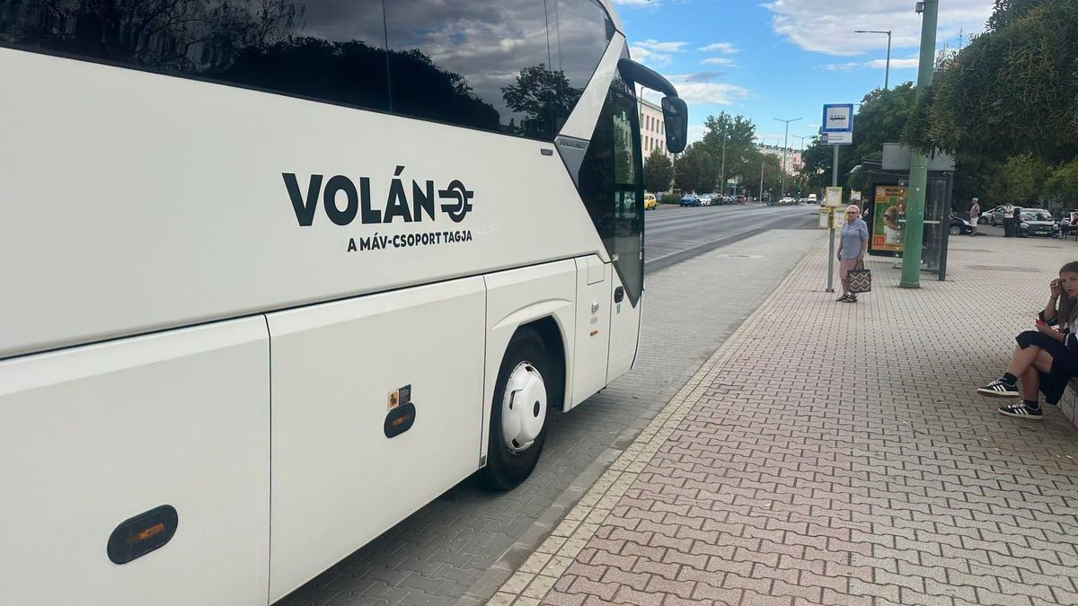 A legforgalmasabb dunaújvárosi buszmegállók felújítása új szakaszba lép