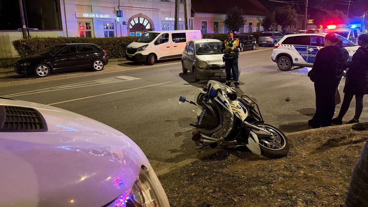 Nagy csattanás: rendőrmotor és személyautó ütközött a Móri Bornapokon (képek)