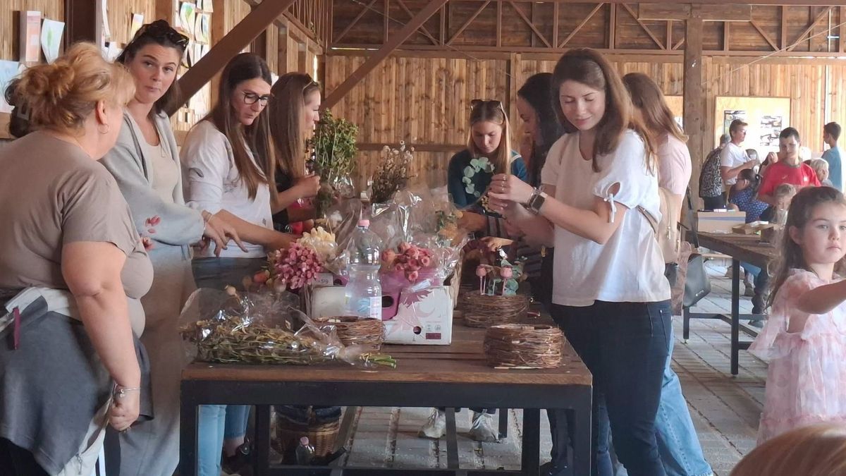 Magok, növények és kertbarátok lepték el a cecei piacteret