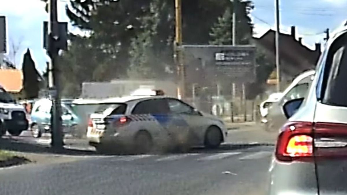 A sziréna sem volt elég: Durva baleset érte a rendőröket Fejérben (videó)