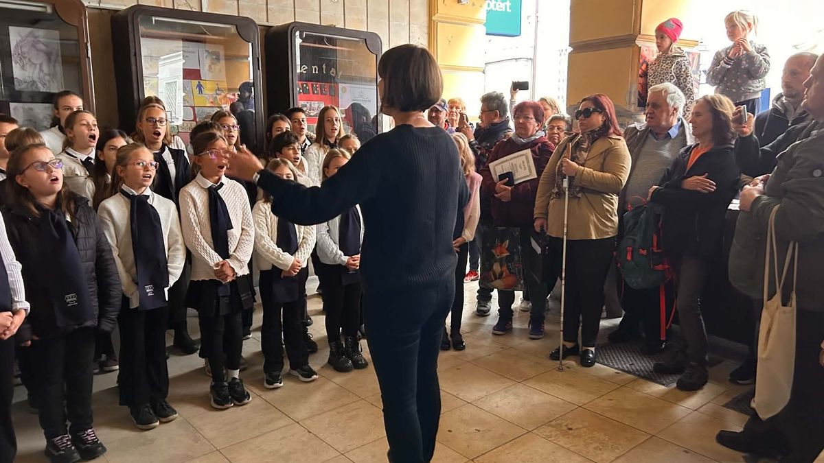 Szívhez szóló rajzok lepték el a fehérvári belvárost a Fehér bot napján