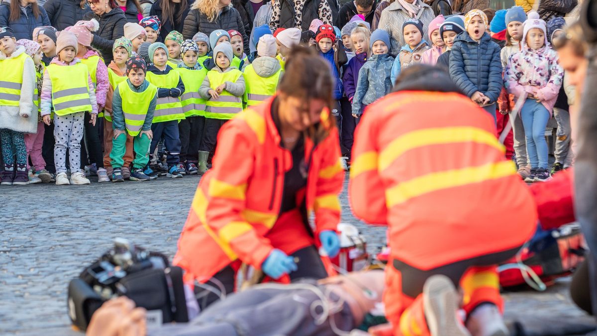 Összeesett egy férfi a Városház téren – különleges jelenet játszódott le Fehérváron (képgaléria)