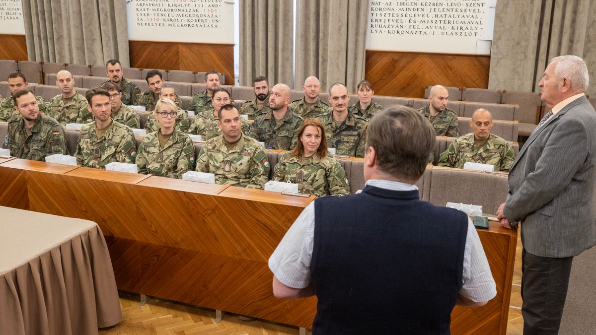 Tovább szépülnek a fehérvári katonatemető sírjai (galéria)