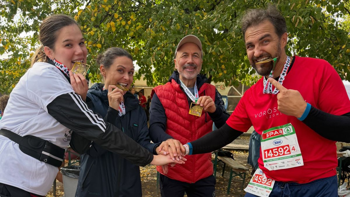 Így hódították meg a Budapest Maratont a székesfehérvári színészek Dolhai Attila vezetésével (videó)