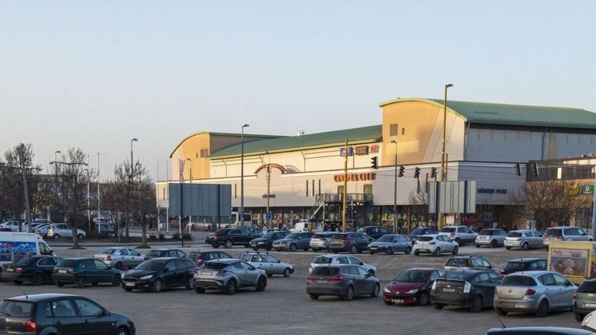 A székesfehérvári plázánál tombolt a nő, még a buszsofőrnek is nekiment
