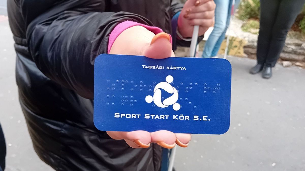 Ingyenes szemüvegekkel támogatja a látássérülteket a székesfehérvári optika (galéria)