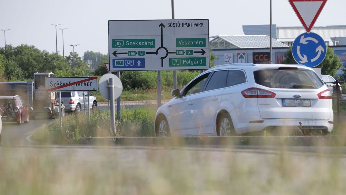 Közlekedési káosz az Auchan-körforgalomnál – minden irányból áll a forgalom (helyszíni videó)