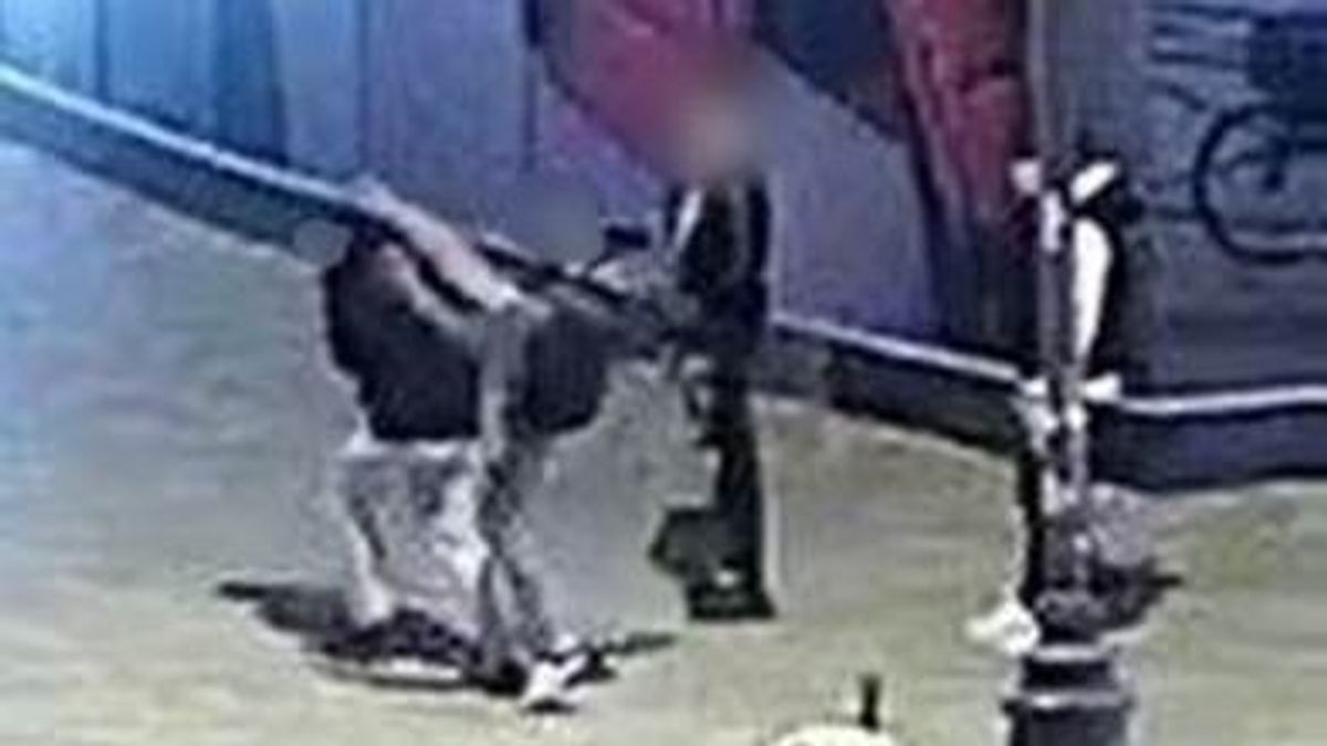 Ütötte és rúgta a kiskorút, miközben tízezer forintot követelt tőle